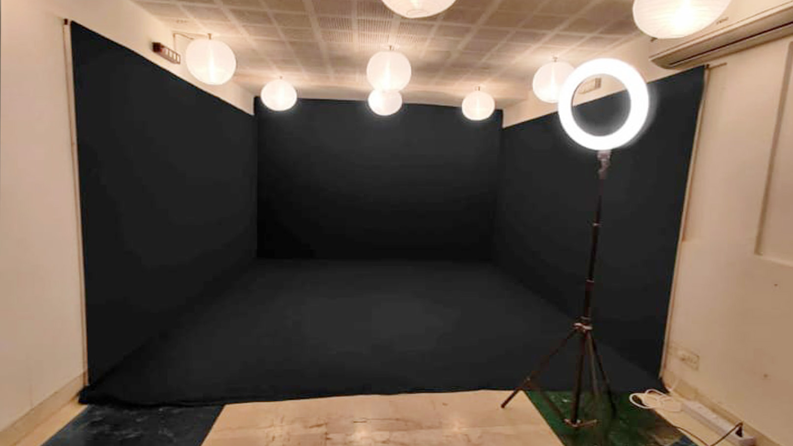 black screen studio for shoots in new delhi.